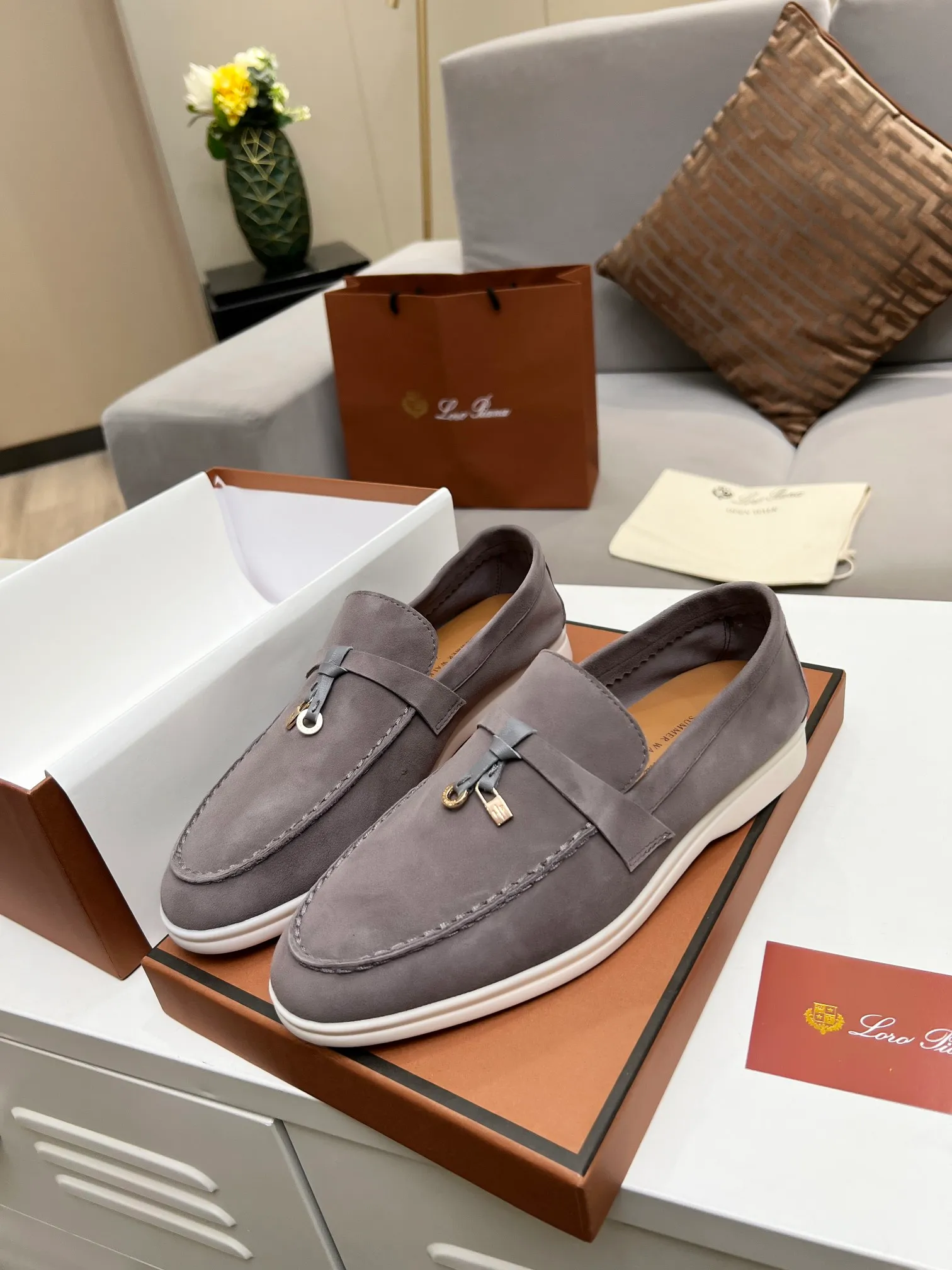 👟👟Ex-factory price 480👟👟 【Loro Piana】Italian top cashmere is fashionable and classic, and the leather is also practical and still of the highest quality on the Internet. Developed from the original board, the upper is made of Yangjing silk and is smooth. Leather lining, wear-resistant high-elastic beef tendon bottom. Size: 35-42, (men’s +10)